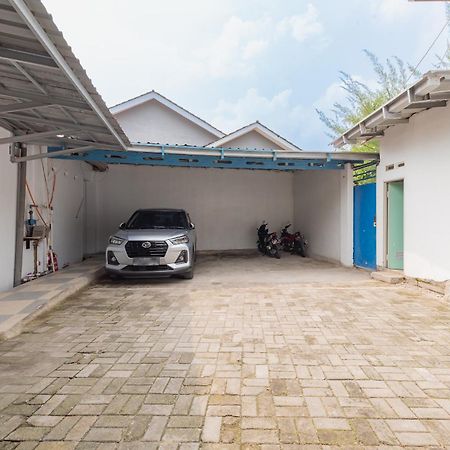 RedDoorz @ Jalan Raya Tuparev Karawang Hotel Bagian luar foto