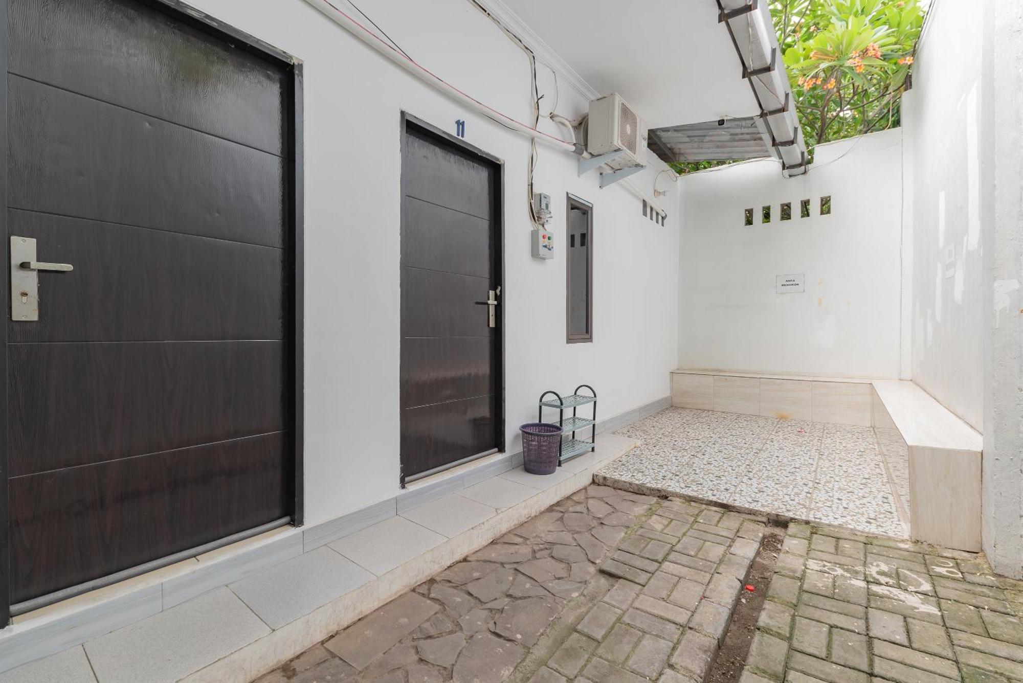 RedDoorz @ Jalan Raya Tuparev Karawang Hotel Bagian luar foto