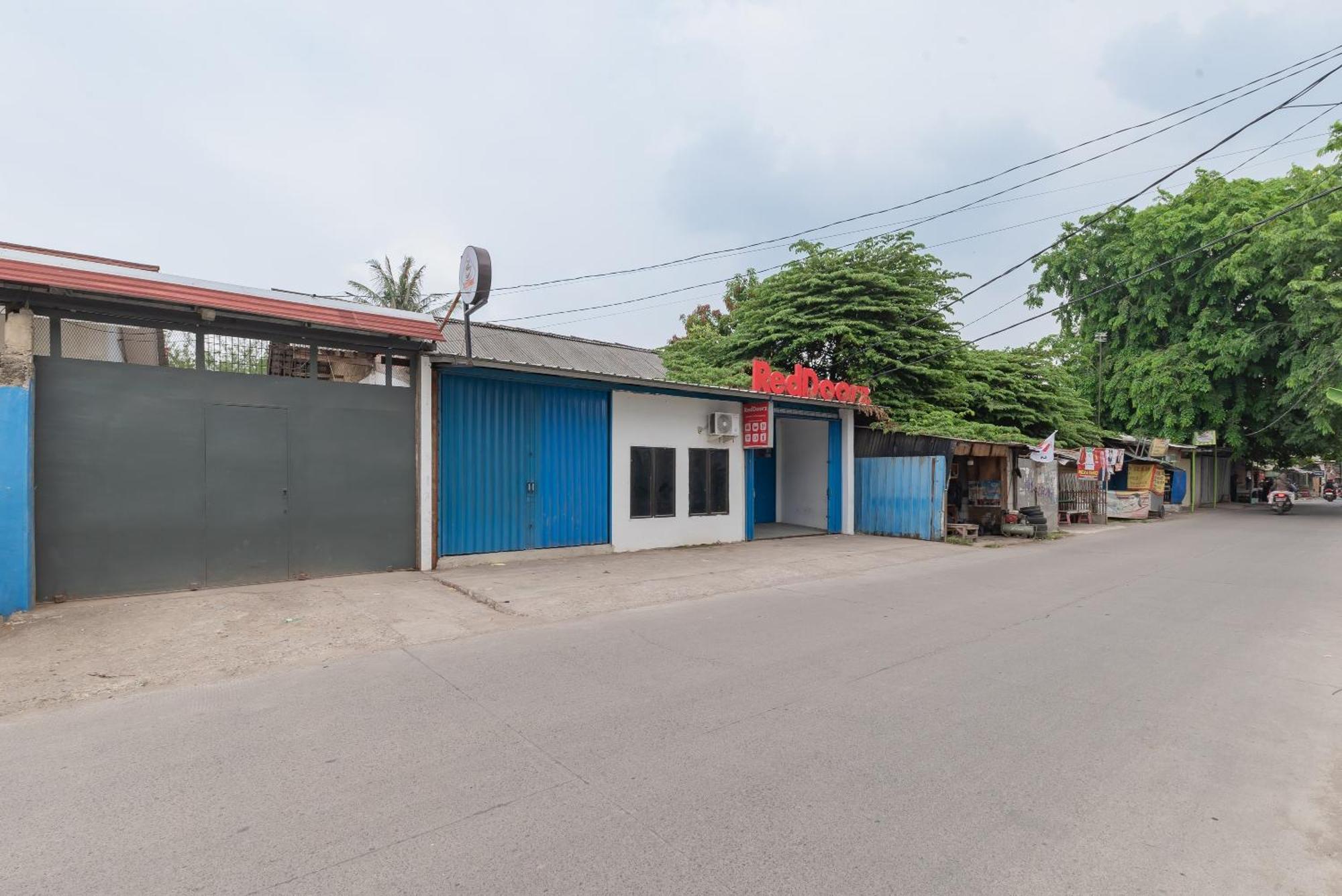 RedDoorz @ Jalan Raya Tuparev Karawang Hotel Bagian luar foto