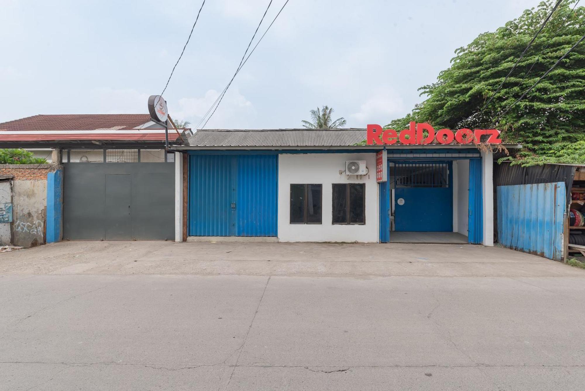 RedDoorz @ Jalan Raya Tuparev Karawang Hotel Bagian luar foto