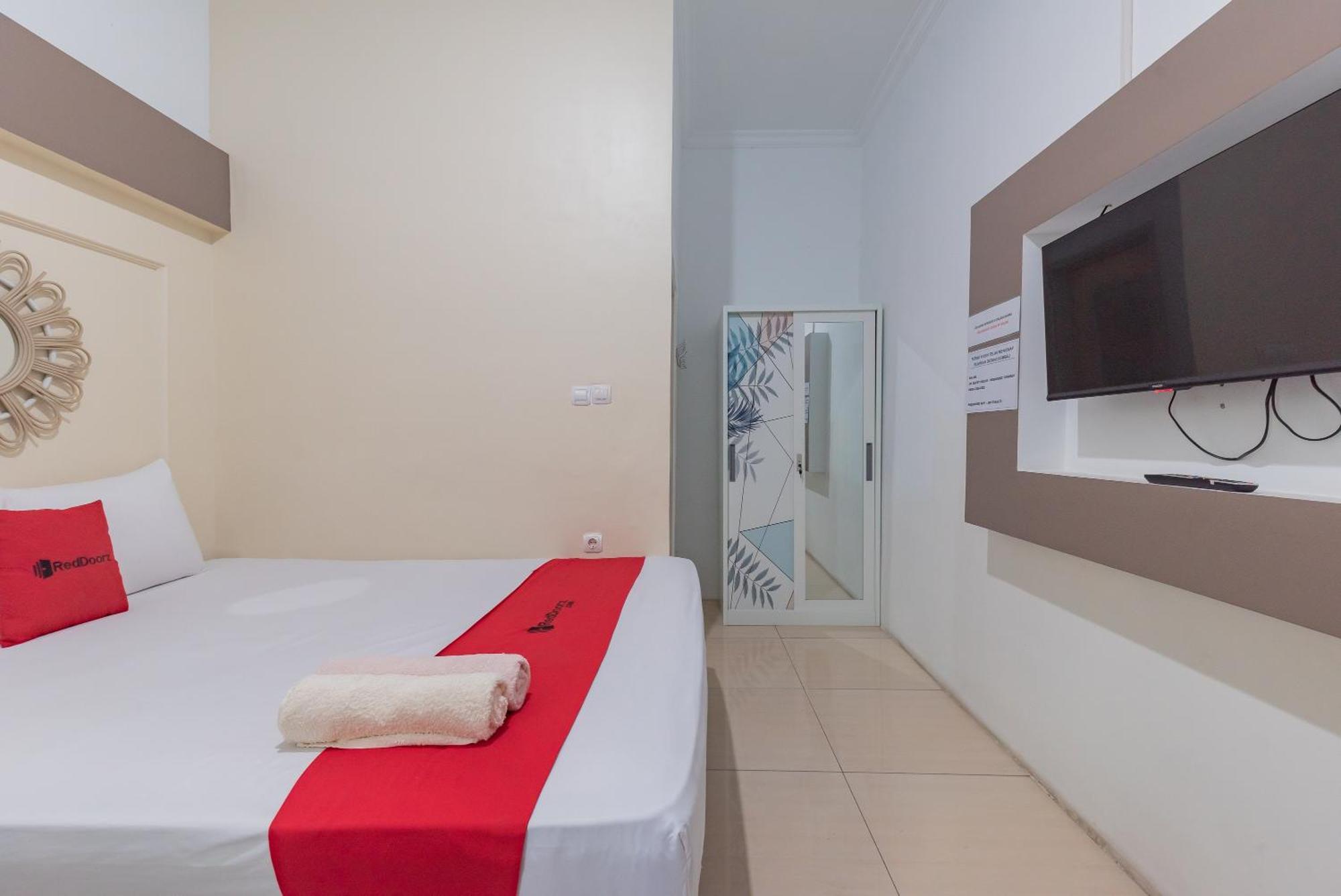 RedDoorz @ Jalan Raya Tuparev Karawang Hotel Bagian luar foto