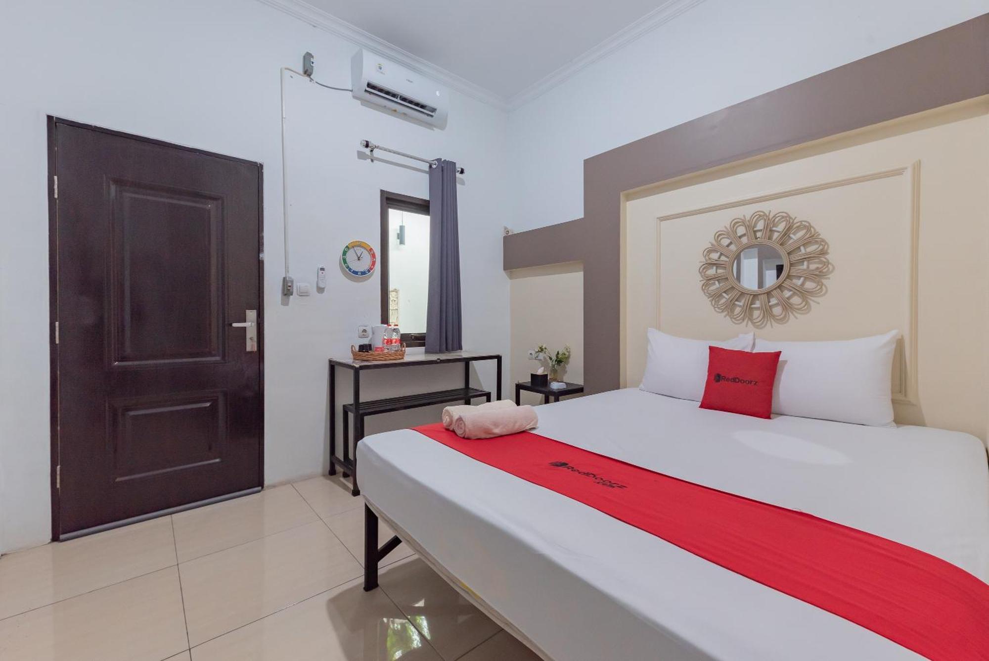 RedDoorz @ Jalan Raya Tuparev Karawang Hotel Bagian luar foto