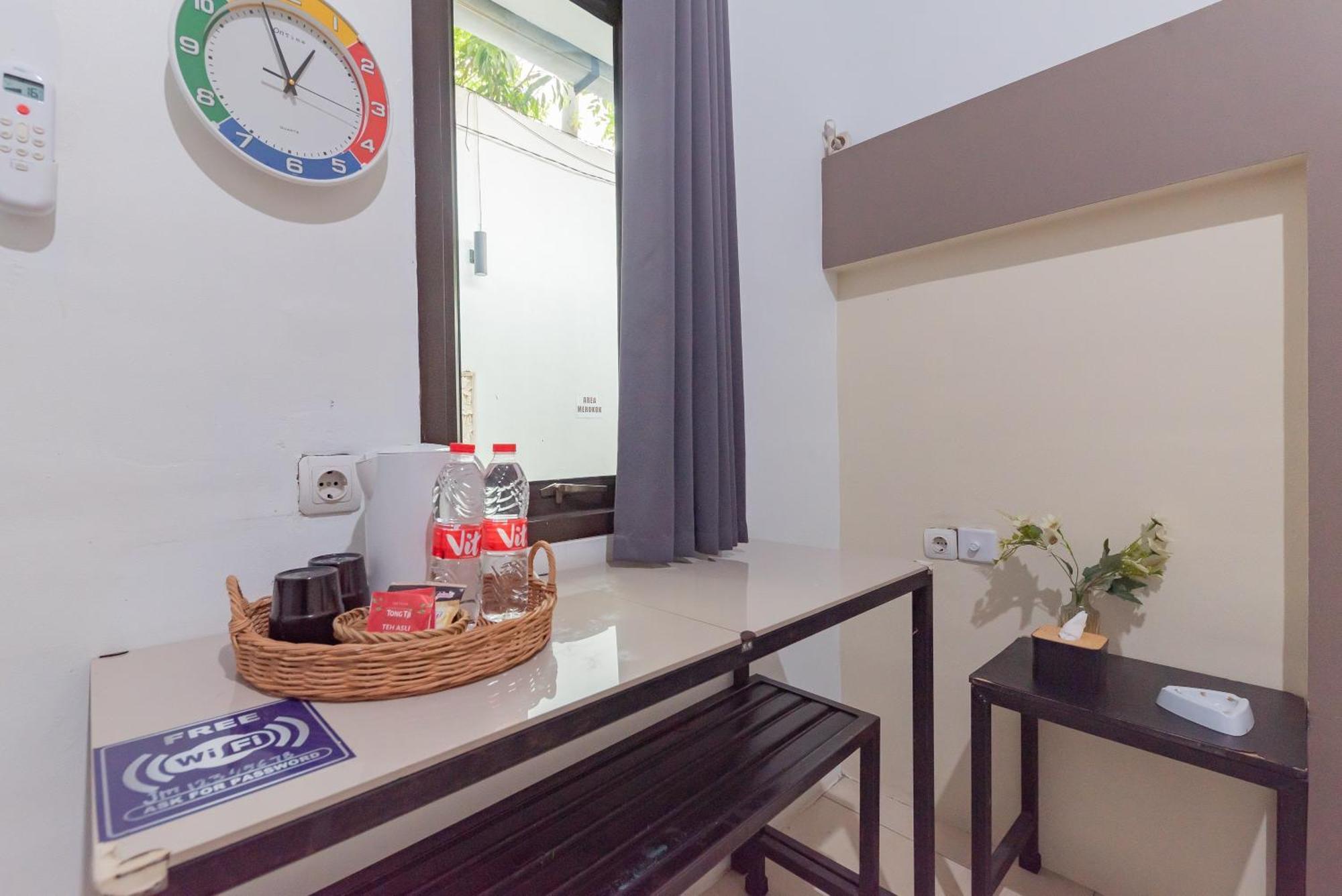 RedDoorz @ Jalan Raya Tuparev Karawang Hotel Bagian luar foto