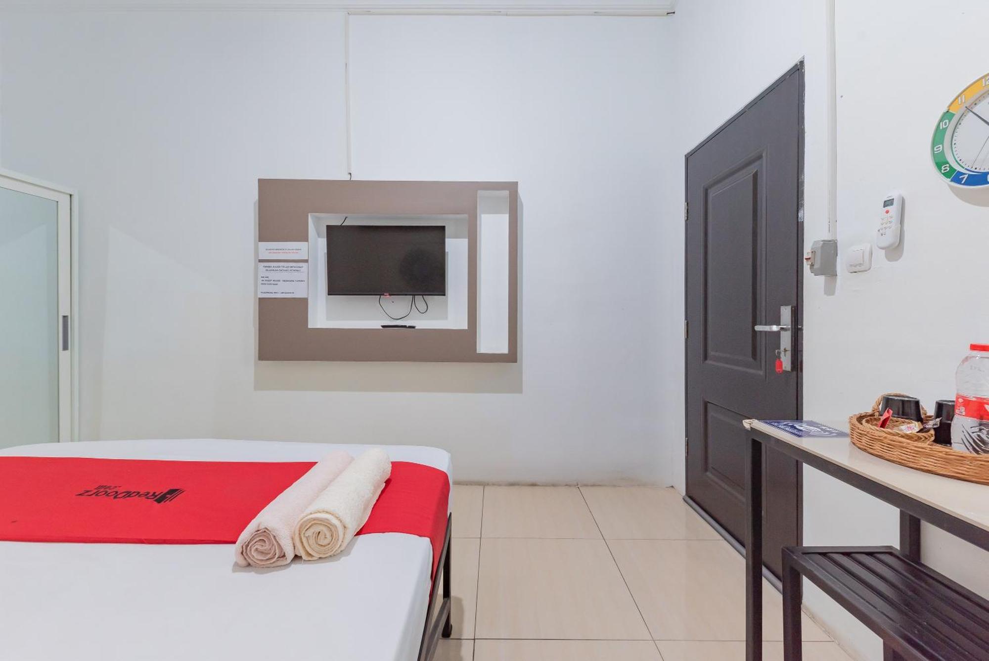 RedDoorz @ Jalan Raya Tuparev Karawang Hotel Bagian luar foto